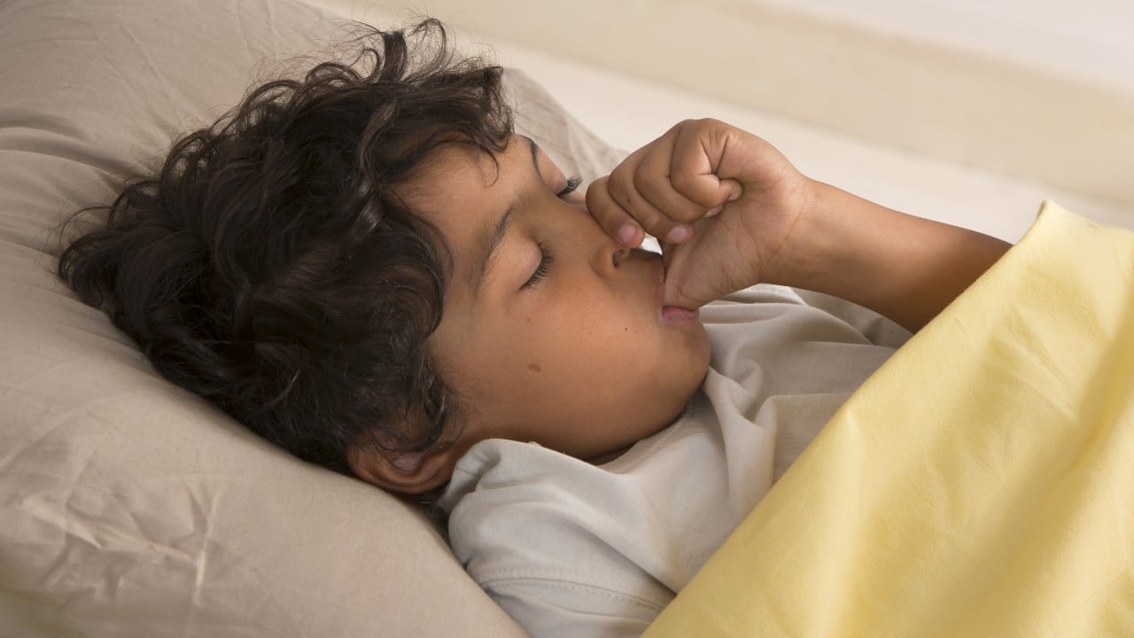 ¿Está bien que mis hijos se chupen el dedo?