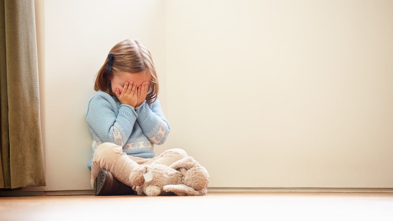 Pegarles a los niños trae consecuencias graves para su salud