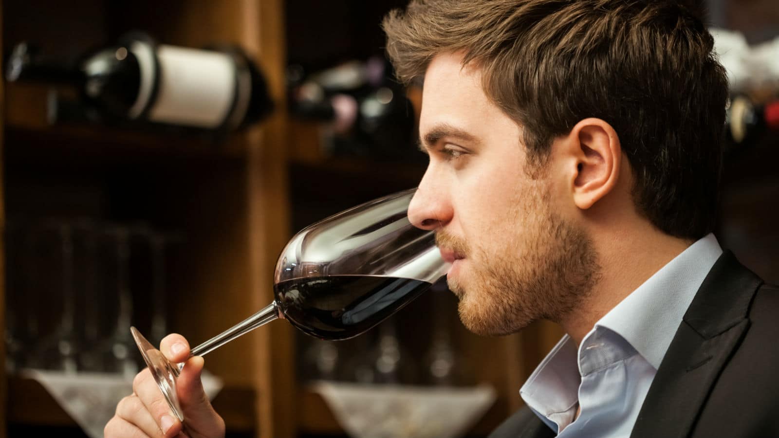 hombre tomando vino