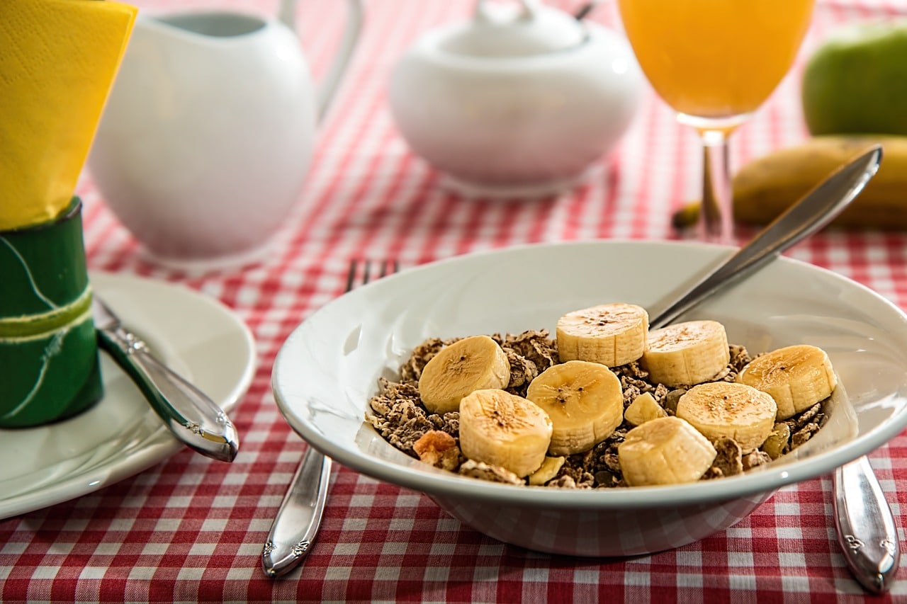 un plato de desayuno