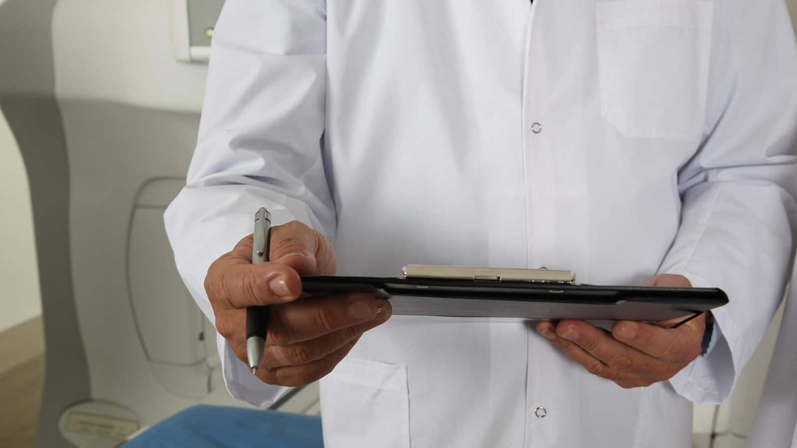 oncólogo-con-record-medico