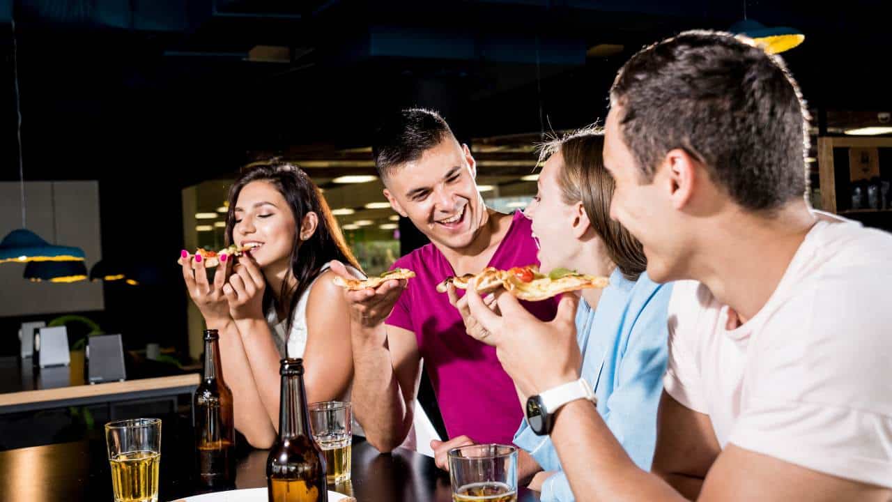 ¿Por qué nos da hambre después de una fiesta?