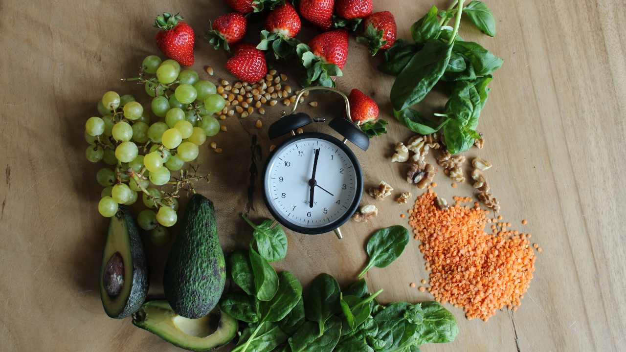 Ilustración sobre crononutrición y horarios de alimentación saludables.