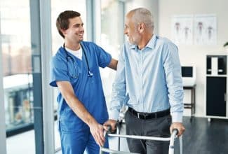 Auxiliar de enfermería cuidando a paciente en hospital