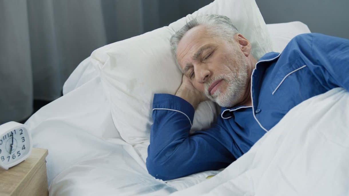 persona mayor durmiendo plácidamente gracias a la higiene del sueño