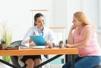 Profesional de la salud conversando con paciente en consulta inclusiva