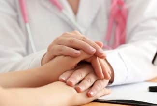 Mujer recibiendo apoyo emocional durante el tratamiento del cáncer de mama metastásico.
