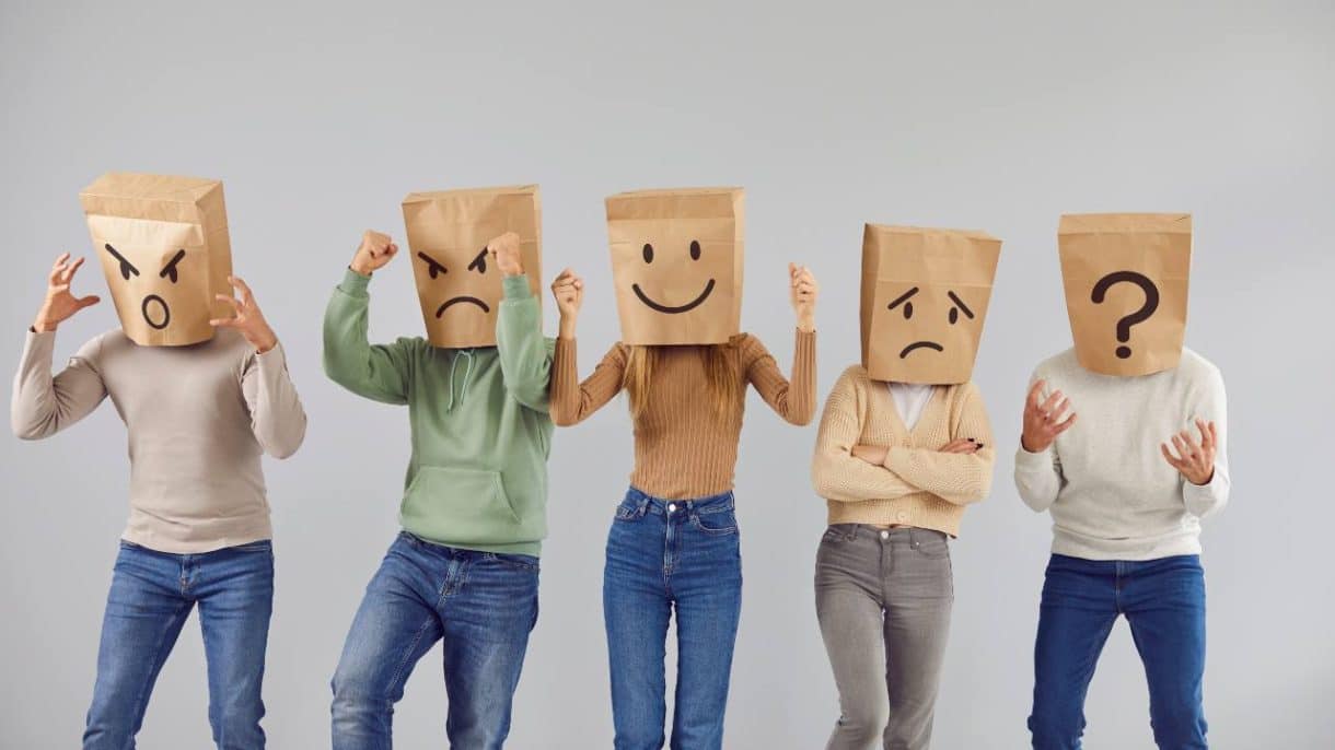 mujer adulta practicando técnicas para manejar las emociones en la vida diaria