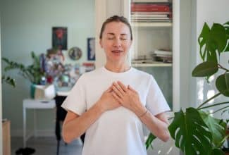 Persona practicando respiración profunda para convertir la emoción en un gesto