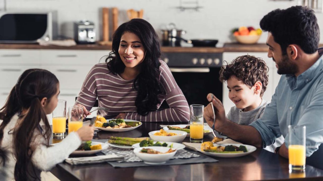 Familia en invierno cuidando su sistema inmunitario con una alimentación saludable