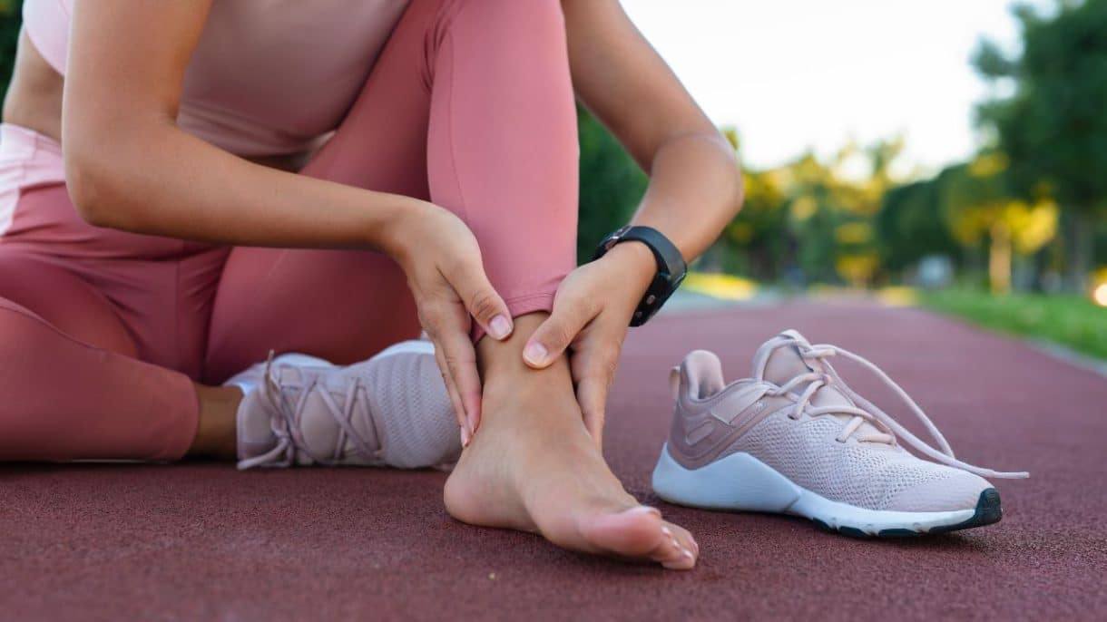 Mujer de mediana edad con lesiones típicas de deportistas de fin de semana