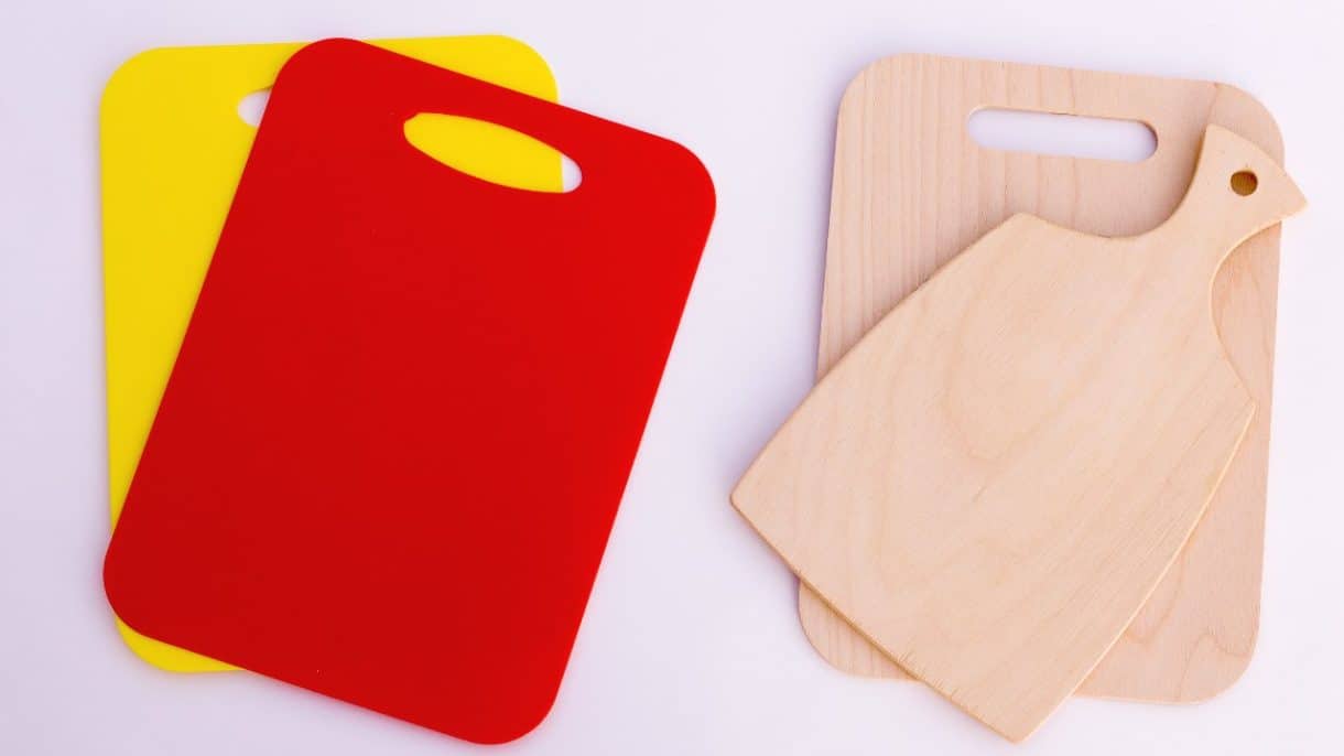 Comparación de diferentes tablas de cortar en la cocina