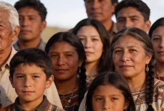 Comunidades indígenas de América representando diversidad genética