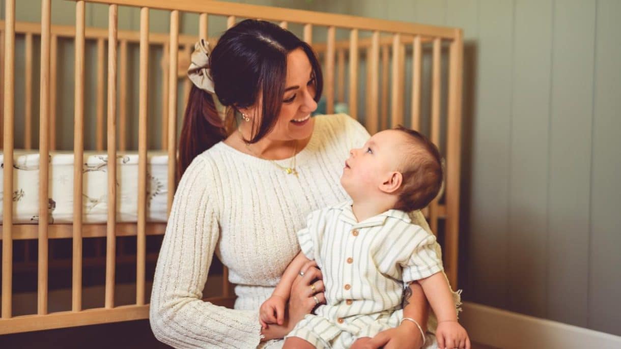 Madre con bebé durante el primer año de maternidad en casa