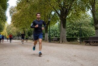 Adulto joven haciendo ejercicio al aire libre para cuidar su salud cardiovascular
