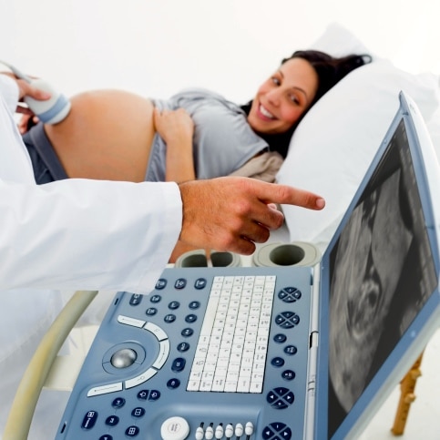 El ácido fólico y el cuidado prenatal son importantes para prevenir defectos congénitos, especialmente en las mujeres de origen hispano