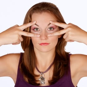 Levantar los párpados puede rejuvenecer tu mirada