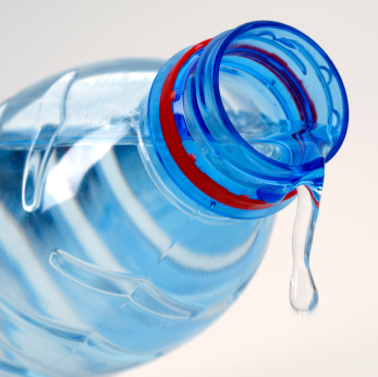 El exceso de agua embotellada ¿es nocivo para los dientes de los chicos?