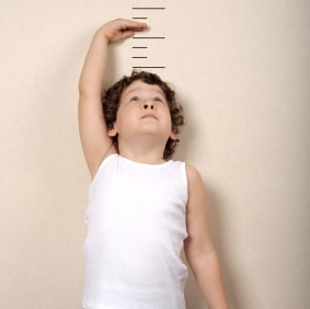 Los niños bajitos ¿necesitan recibir la hormona del crecimiento?