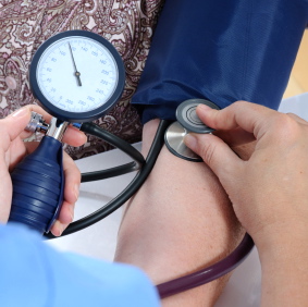 Hay un nuevo tratamiento para la hipertensión que no cede con medicamentos