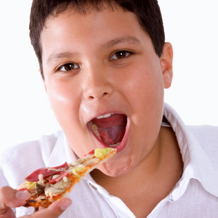 ¿Tienes hijos adolescentes con sobrepeso? Para proteger sus riñones, deben bajar de peso
