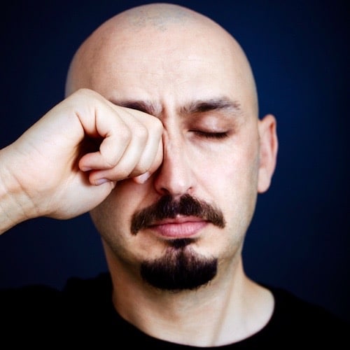 hombre-con-alergias-en-los-ojos