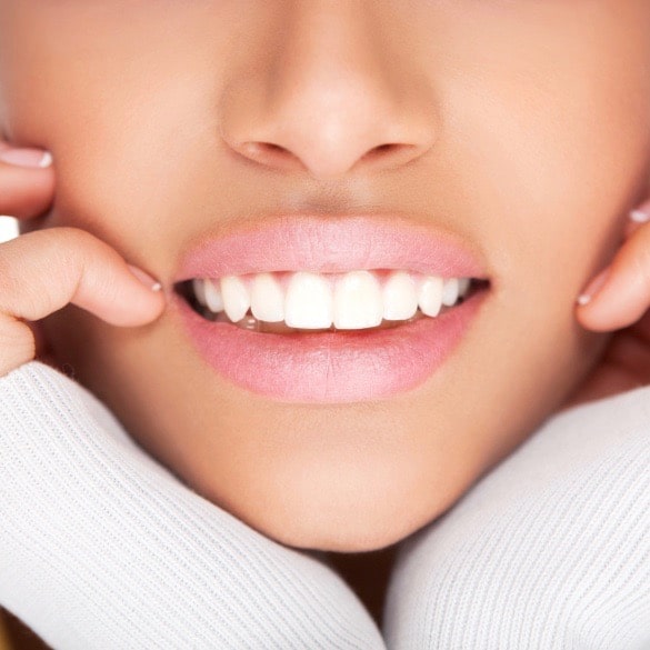 Hay bebidas y alimentos que manchan los dientes y otros que ayudan a lucir una linda sonrisa.
